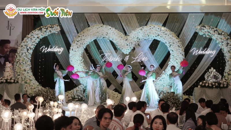 Âm thanh và ánh sáng đóng vai trò quan trọng trong việc tạo không khí và hiệu ứng cho sự kiện Âm thanh và ánh sáng đóng vai trò quan trọng trong việc tạo không khí và hiệu ứng cho sự kiện