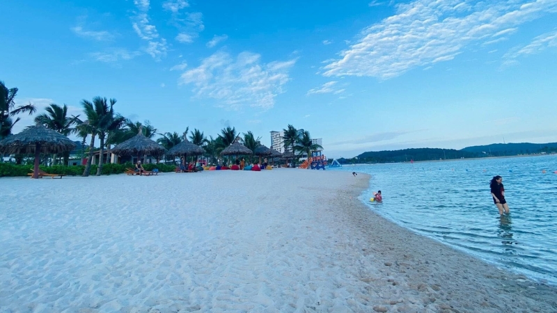 Bãi biển nhân tạo Đồi Rồng (Hải Phòng) (Nguồn: Sưu Tầm)