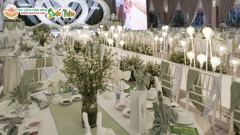 Bàn tiệc cưới được bày trí hoa và khăn nghệ thuật mang đến trải nghiệm ấm áp cho khách mời 