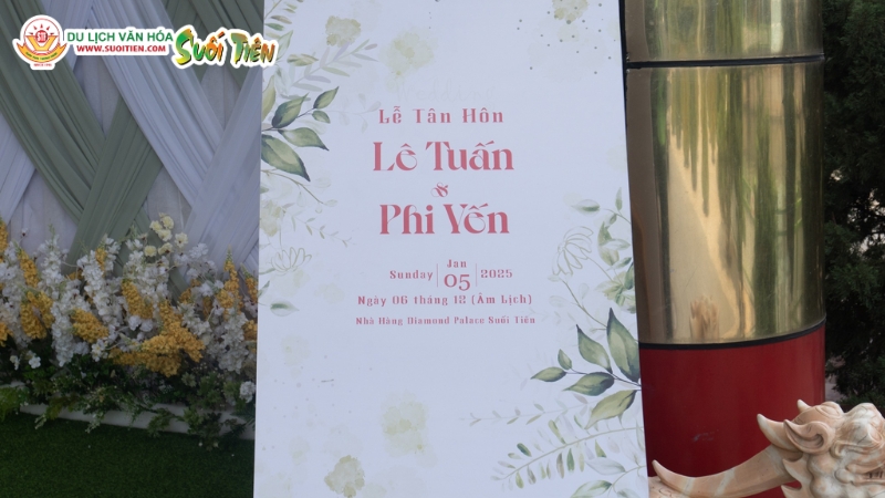 Bảng Welcome được trang trí tinh tế giúp tạo ấn tượng đầu tiên với khách mời 