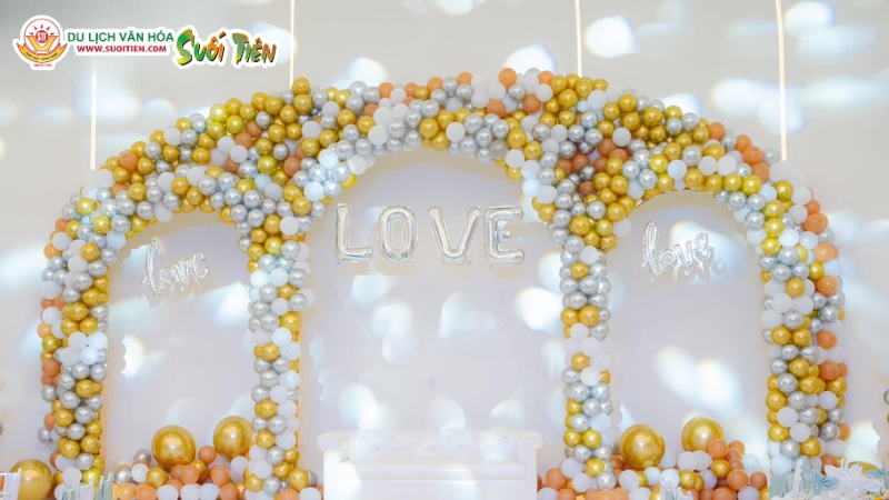 Backdrop cưới tinh xảo trở thành phông nền chụp ảnh lý tưởng và điểm nhấn không gian 