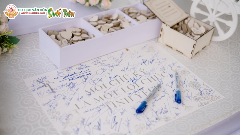 Bàn Gallery trưng bày ảnh cưới và kỷ vật tình yêu tạo dấu ấn đặc biệt trong buổi tiệc 