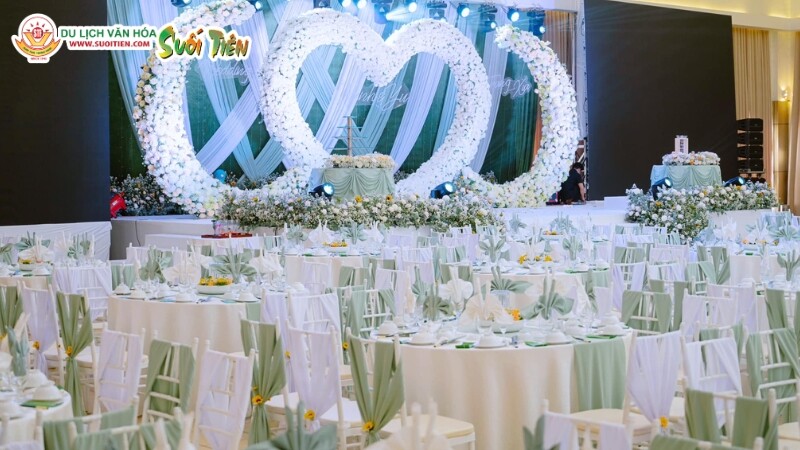 Diamond Palace Suối Tiên mang đến không gian tiệc cưới sang trọng và dịch vụ chuyên nghiệp
