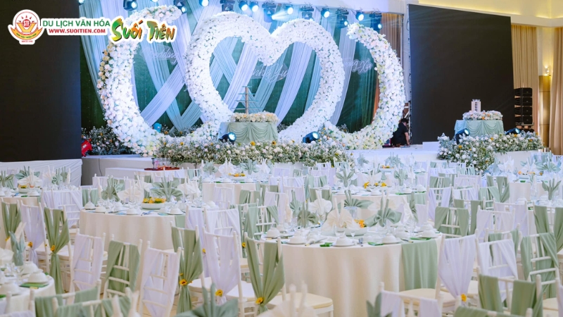 Catering cho tiệc cưới sang trọng sẽ gây ấn tượng cho ngày trọng đại của đôi uyên ương