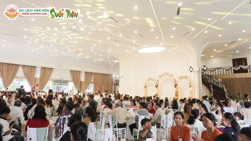 On-Premise Catering là hình thức phục vụ tại trung tâm tiệc cưới, nhà hàng hoặc resort