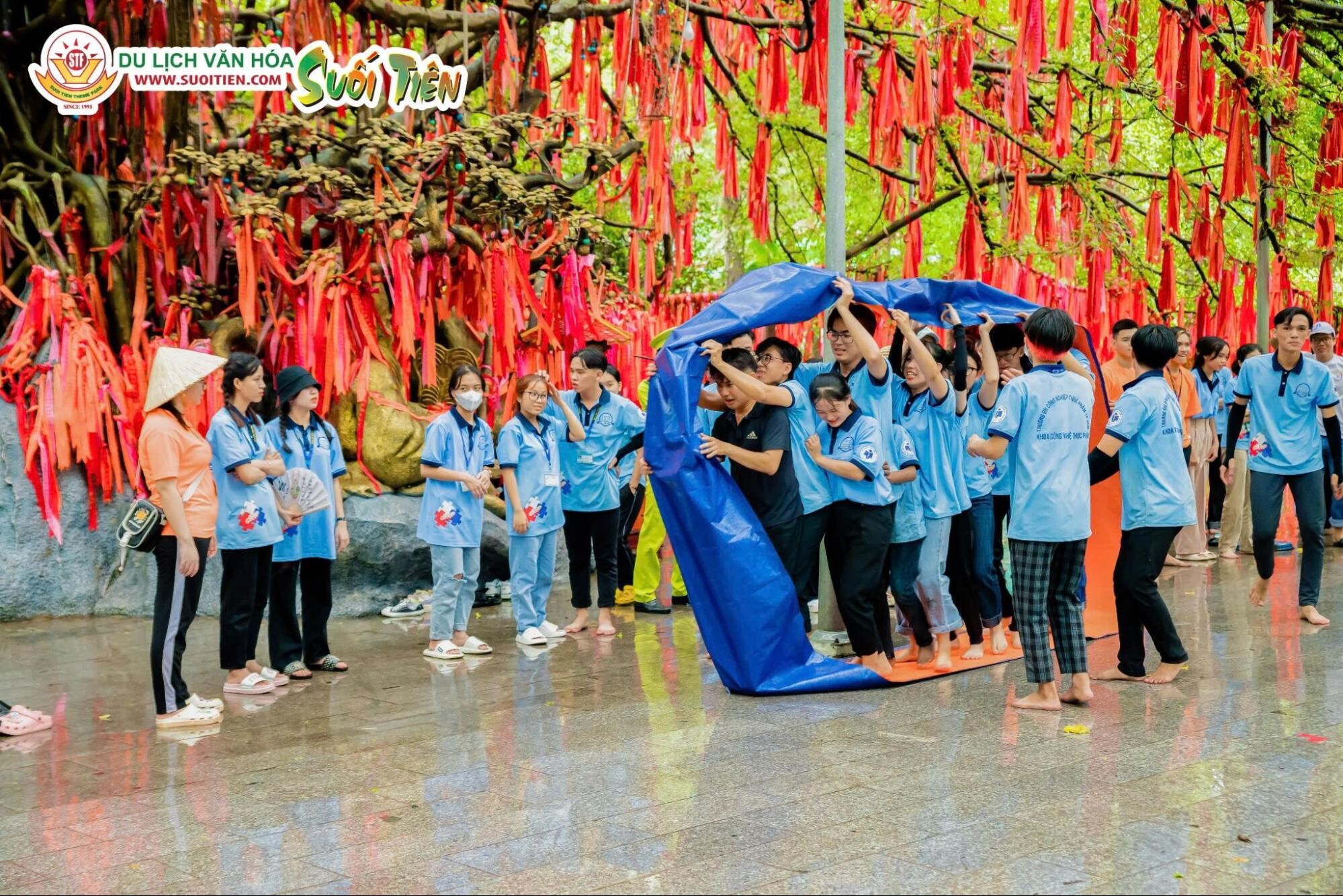 We are one nhấn mạnh tinh thần đoàn kết và sự gắn bó chặt chẽ giữa các thành viên trong tập thể