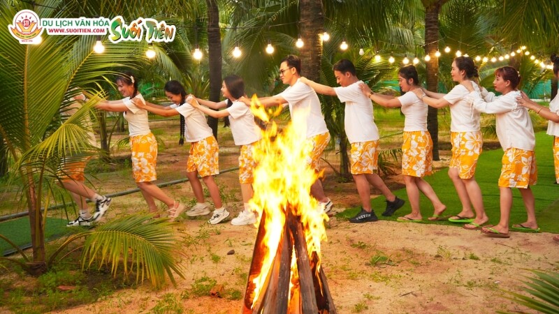 Kết nối để vươn xa nhấn mạnh sức mạnh gắn kết nội bộ để cùng phát triển và đạt thành công lâu dài