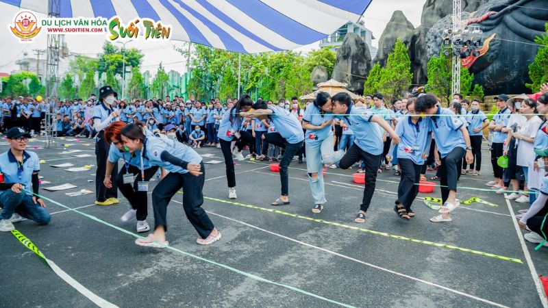 Work hard Play hard cân bằng giữa nỗ lực công việc và tận hưởng khoảnh khắc vui vẻ đồng đội