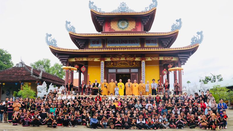 Tham quan ch&ugrave;a Hoằng Ph&aacute;p n&ecirc;n mặc trang phục lịch sự thể hiện sự trang nghi&ecirc;m (Nguồn: Sưu Tầm)