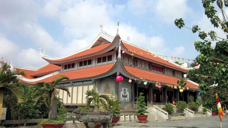 Du kh&aacute;ch c&oacute; thể đến ch&ugrave;a Hoằng Ph&aacute;p S&agrave;i G&ograve;n bằng xe bu&yacute;t để tiết kiệm chi ph&iacute; (Nguồn: Sưu Tầm)