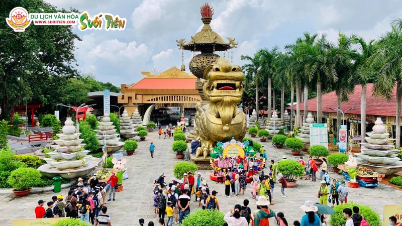 Suối Ti&ecirc;n l&agrave; nơi giao h&ograve;a t&acirc;m linh v&agrave; văn h&oacute;a, mang đến cảm gi&aacute;c an y&ecirc;n v&agrave; lưu giữ bản sắc d&acirc;n tộc