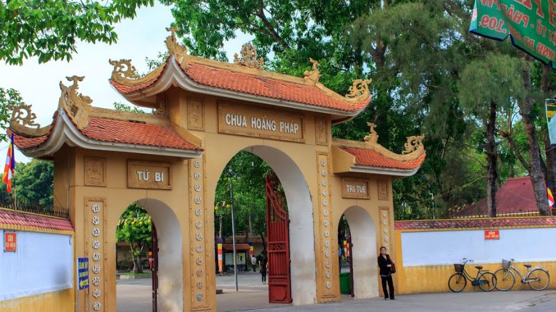 Cổng Tam Quan ch&ugrave;a Hoằng Ph&aacute;p l&agrave; biểu tượng linh thi&ecirc;ng (Nguồn: Sưu Tầm)