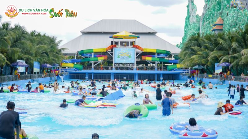 Công viên nước Suối Tiên được mệnh danh là đại dương xanh giữa lòng thành phố