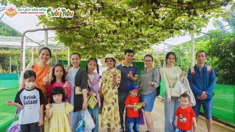 Suối Ti&ecirc;n Farm nằm trong khu&ocirc;n vi&ecirc;n c&ocirc;ng vi&ecirc;n Suối Ti&ecirc;n l&agrave; địa điểm tham quan l&yacute; tưởng cho gia đ&igrave;nh&nbsp;