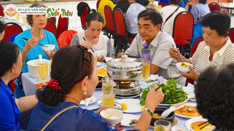 Bữa cơm ấm cúng sung vầy cùng gia đình là cách kỷ niệm ngày cưới đơn giản