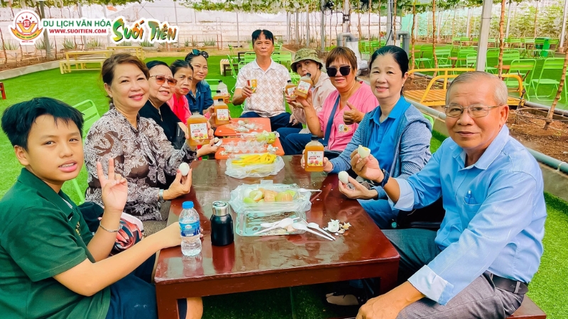 Chuyến du lịch quây quần bên đại gia đình giúp gắn kết tình cảm của các thành viên trong gia đình