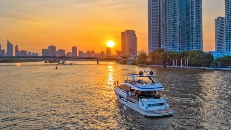 Bến Bạch Đằng điểm hẹn ven sông lãng mạn với du thuyền sang trọng lung linh ánh đèn (Nguồn: Sưu tầm)