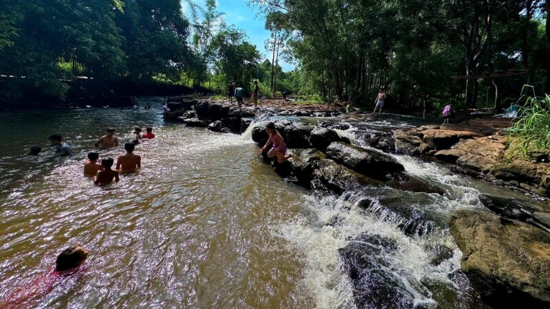 Suối Láng Lớn sở hữu một dòng suối trong vắt và những tán cây xanh mát (Nguồn: Sưu tầm) Suối Láng Lớn sở hữu một dòng suối trong vắt và những tán cây xanh mát (Nguồn: Sưu tầm)
