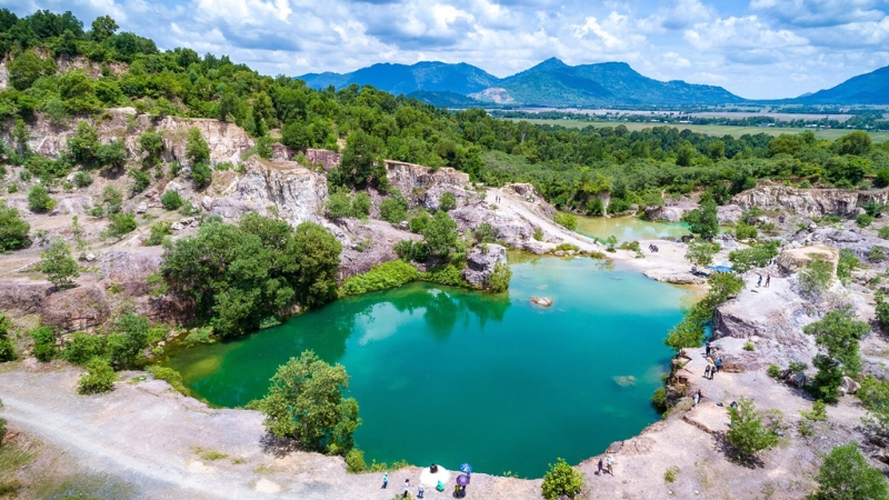 Hồ Tà Pạ An Giang với làn nước xanh ngọc huyền ảo, được bao quanh bởi núi non (Nguồn: Sưu tầm) Hồ Tà Pạ An Giang với làn nước xanh ngọc huyền ảo, được bao quanh bởi núi non (Nguồn: Sưu tầm)