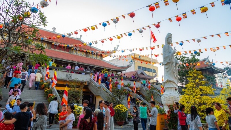 Du khách thường đến chùa Vĩnh Nghiêm để cầu an, tung kinh vào thời điểm Tết Dương lịch (Nguồn: Sưu Tầm)