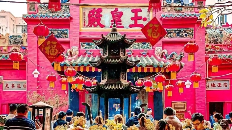 Chùa Ngọc Hoàng tạo nên không gian cổ kính và trang nghiêm (Nguồn: Sưu Tầm)