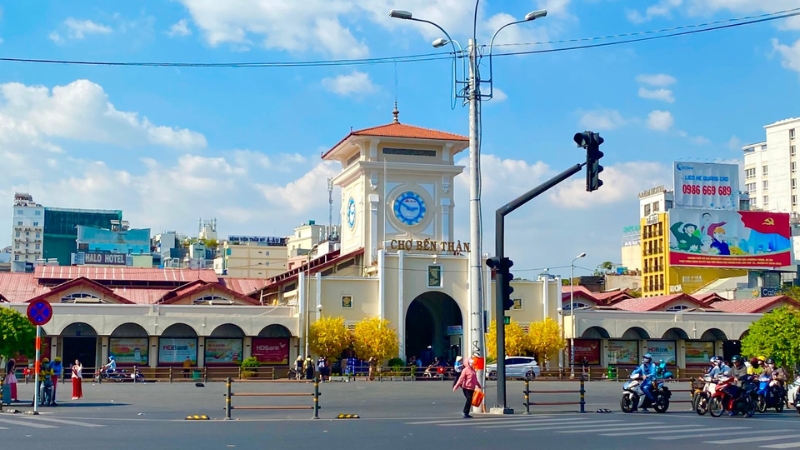 Chợ Bến Thành là điểm đến lý tưởng du khách đến mua sắm, check-in vào dịp Tết Dương lịch (Nguồn: Sưu Tầm)