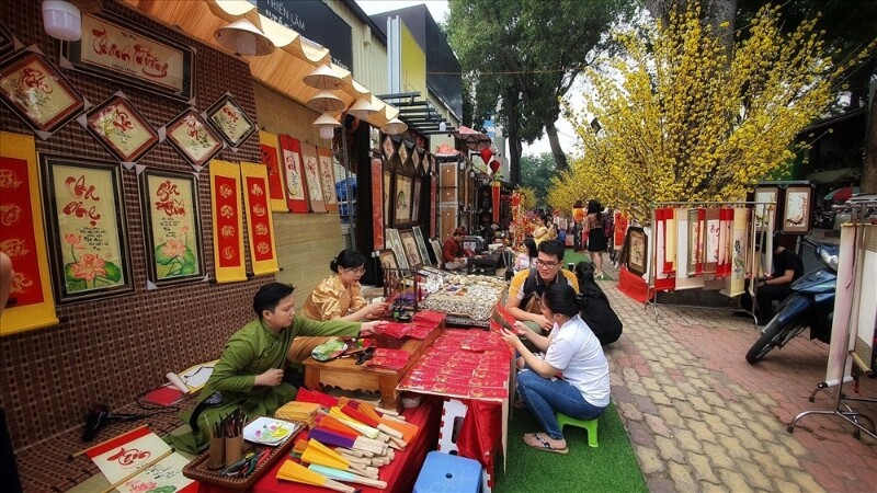 Phố Ông Đồ tái hiện văn hóa xin chữ đầu năm và các hoạt động Tết truyền thống (Nguồn: Sưu tầm) Phố Ông Đồ tái hiện văn hóa xin chữ đầu năm và các hoạt động Tết truyền thống (Nguồn: Sưu tầm)