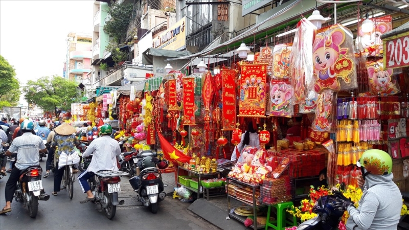 Đường Hải Thượng Lãn Ông rực rỡ đồ trang trí Tết là thiên đường mua sắm mùa xuân (Nguồn: Sưu tầm) Đường Hải Thượng Lãn Ông rực rỡ đồ trang trí Tết là thiên đường mua sắm mùa xuân (Nguồn: Sưu tầm)