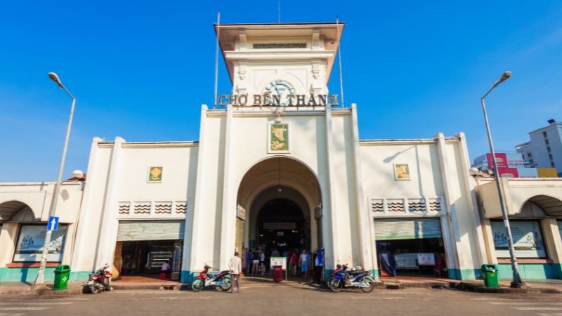 Chụp ảnh phong cách hoài niệm, cổ kính với tháp đồng hồ bốn mặt tại Chợ Bến Thành (Nguồn: Sưu Tầm)