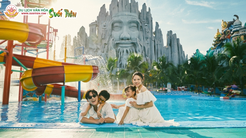 Biển Tiên Đồng Ngọc Nữ nổi bật với làn nước xanh mát và kiến trúc mô phỏng hình tượng cha Lạc Long Quân & Mẹ Âu Cơ