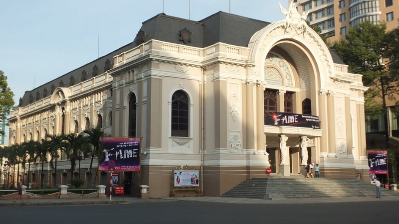 Nhà hát Thành phố là nơi hoàn hảo cho bộ ảnh thời trang hoặc kỷ yếu cổ điển (Nguồn: Sưu Tầm)