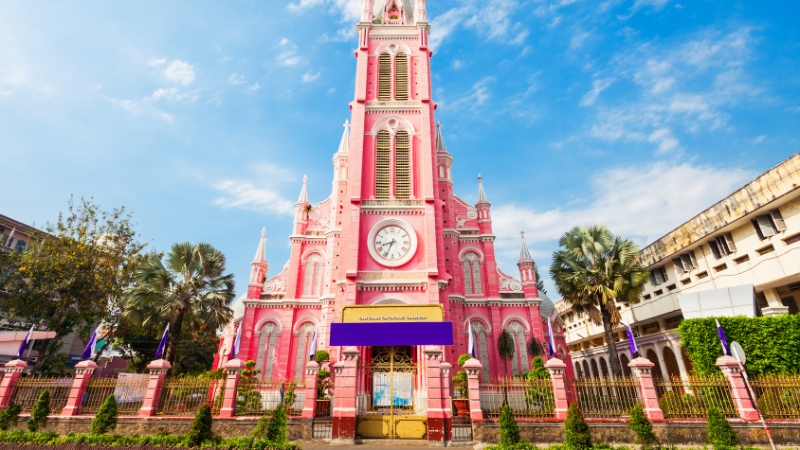 Nhà thờ Tân Định với background "cực phẩm" cho những bức ảnh ngọt ngào (Nguồn: Sưu Tầm)