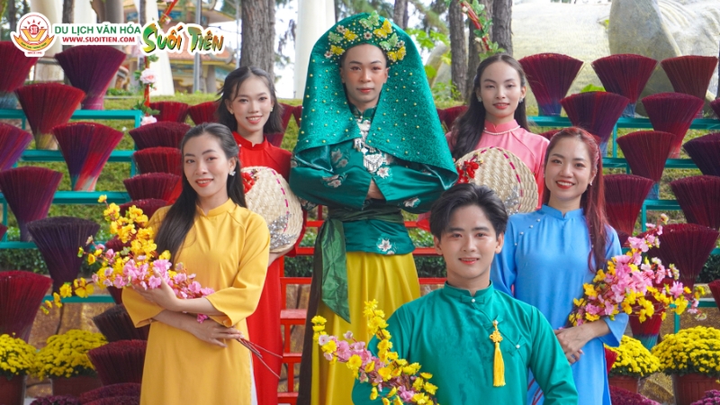 Khu du lịch Suối Tiên bố trí nhiều tiểu cảnh phục vụ du khách chụp ảnh Tết