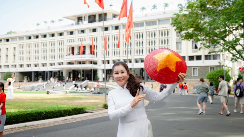 Dinh Độc Lập với vẻ đẹp uy nghiêm giao thoa cùng sắc Xuân (Nguồn: Sưu Tầm)