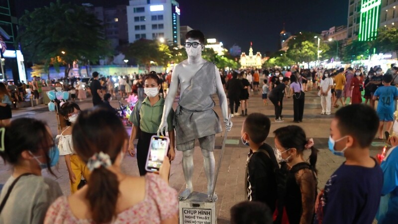 Phố đi bộ Nguyễn Huệ rực rỡ sắc màu Halloween với hóa trang độc đáo đông vui (Nguồn: Sưu tầm)