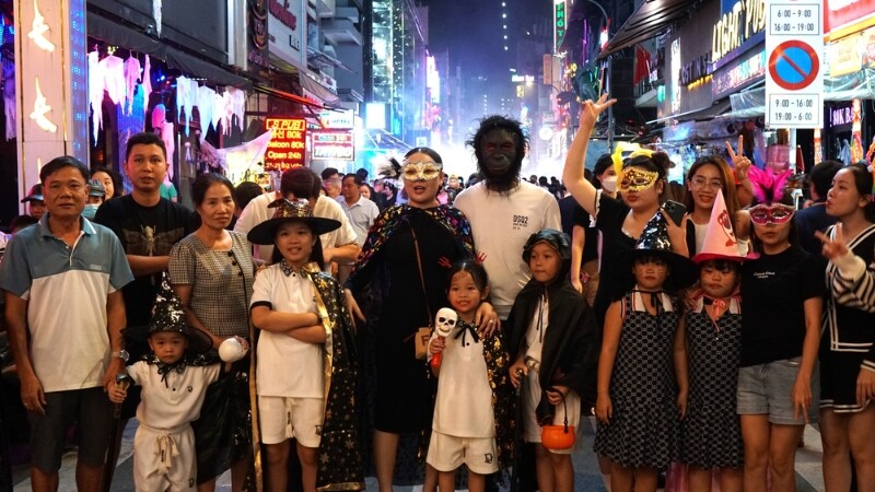 Phố Tây Bùi Viện náo nhiệt Halloween với quán bar lộng lẫy và khách du lịch tấp nập (Nguồn: Sưu tầm)