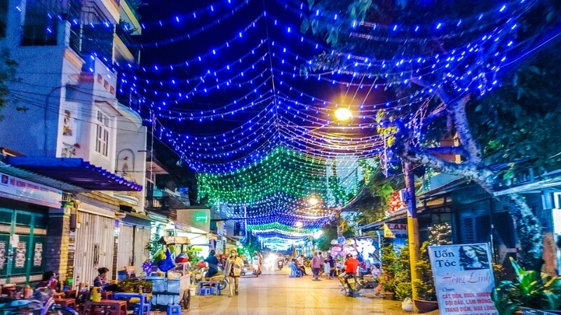 Xóm đạo Gò Vấp trang trí trải dài khắp phố, náo nhiệt và sôi động (Nguồn: Sưu tầm)