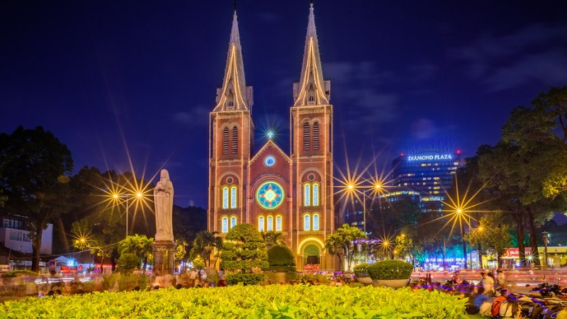 Nhà thờ Đức Bà với kiến trúc Gothic và cây thông Noel khổng lồ lung linh (Nguồn: Sưu tầm)