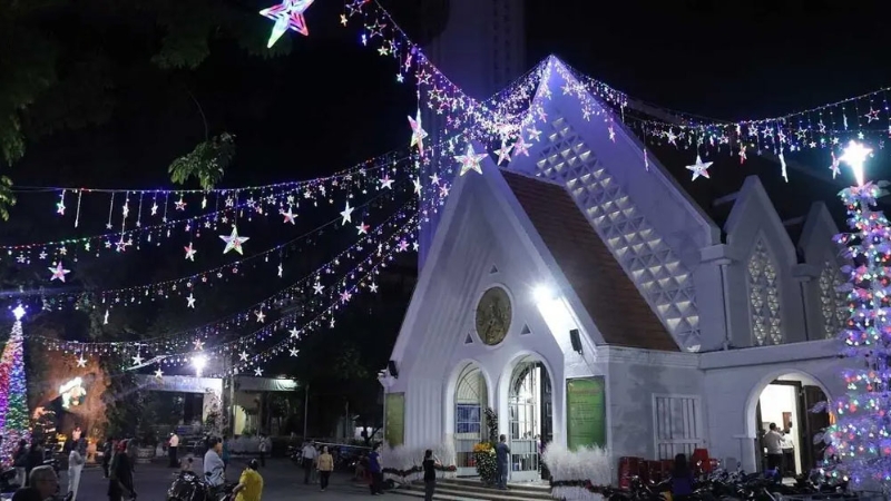 Nhà thờ Dòng Chúa Cứu Thế thanh bình, lung linh trong đêm Noel (Nguồn: Sưu tầm)
