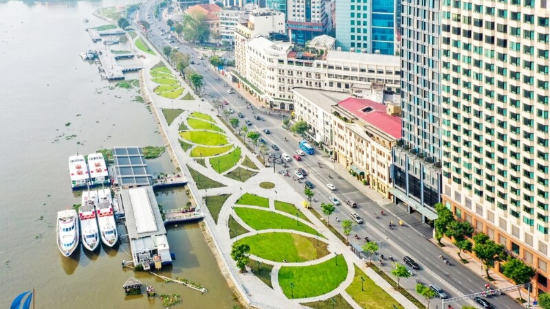 Vừa đi dạo vừa tán gẫu với bạn bè dọc bến Bạch Đằng Vừa đi dạo vừa tán gẫu với bạn bè dọc bến Bạch Đằng