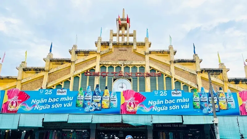 Cùng bạn bè thưởng thức món ăn địa phương Cùng bạn bè thưởng thức món ăn địa phương