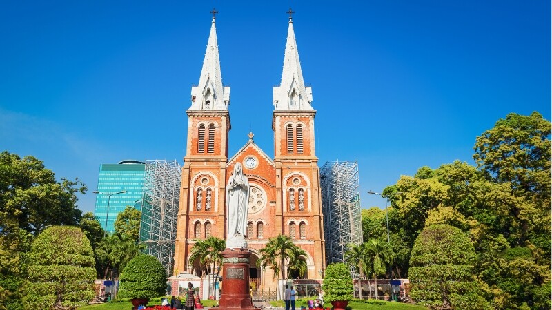 Nhà thờ Đức Bà là địa điểm “check - in” yêu thích của du khách Nhà thờ Đức Bà là địa điểm “check - in” yêu thích của du khách