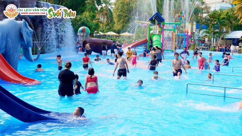 Đầm Sen Nước là điểm hẹn lý tưởng cho các cặp đôi vui chơi và hòa mình vào thiên nhiên (Nguồn: Sưu Tầm)