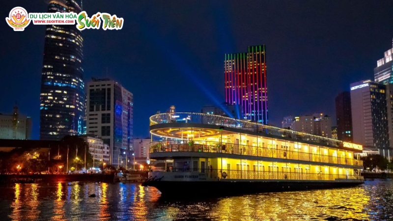 Du ngoạn trên sông Sài Gòn là địa điểm lãng mạn, giúp hâm nóng tình cảm cho cặp đôi (Nguồn: Sưu Tầm)