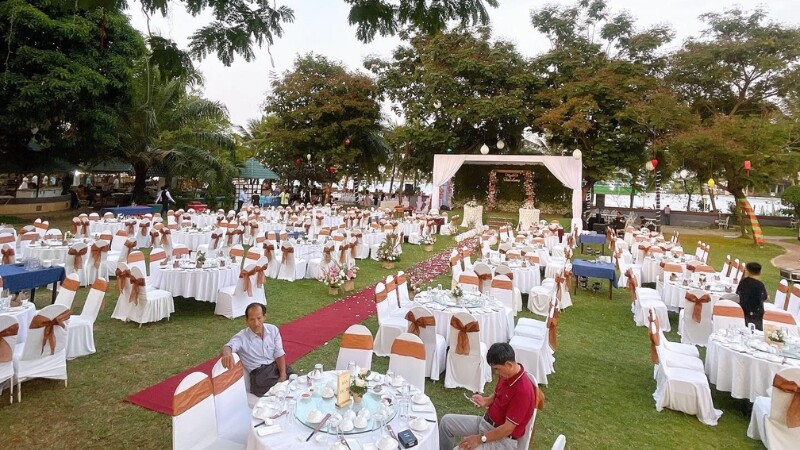 Nhà hàng Tân Cảng sở hữu nhiều khu vực sân vườn phù hợp tổ chức Gala Dinner ngoài trời (Nguồn: Sưu tầm)