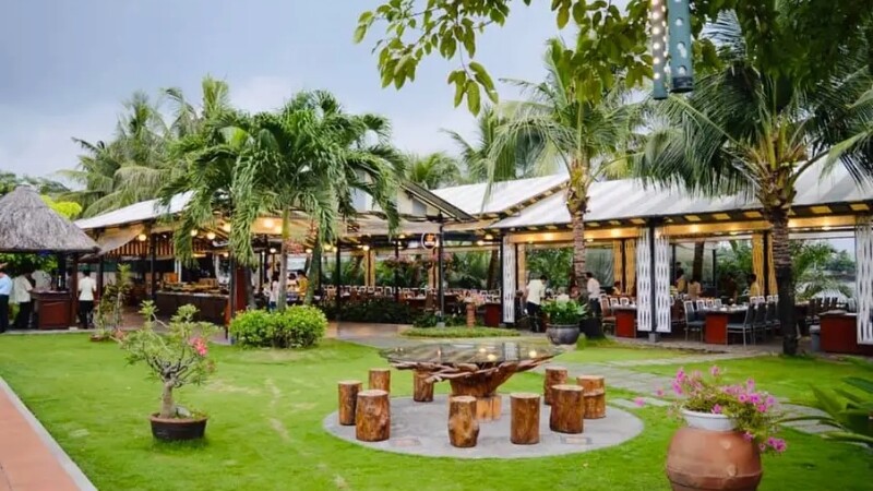 Khung cảnh ven sông lãng mạn tại Khu du lịch Tân Cảng, địa điểm hoàn hảo cho team building 