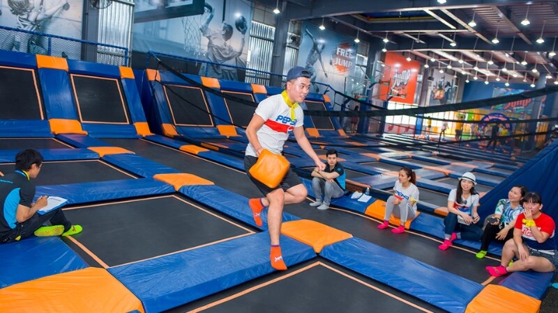 Bạt nhún và thử thách đồng đội tại Jump Arena, nơi team building không ngại thời tiết (Nguồn ảnh: Sưu tầm)