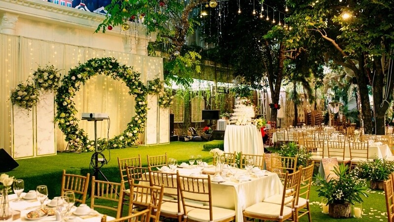 Saigon Chic Cafe mộc mạc với sân vườn vintage ấm cúng cho tiệc cưới thân mật (Nguồn: Sưu tầm)