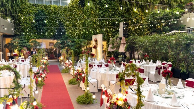 Rex Hotel sang trọng với Rooftop Garden Bar rộng rãi, thoáng mát (Nguồn: Sưu tầm)