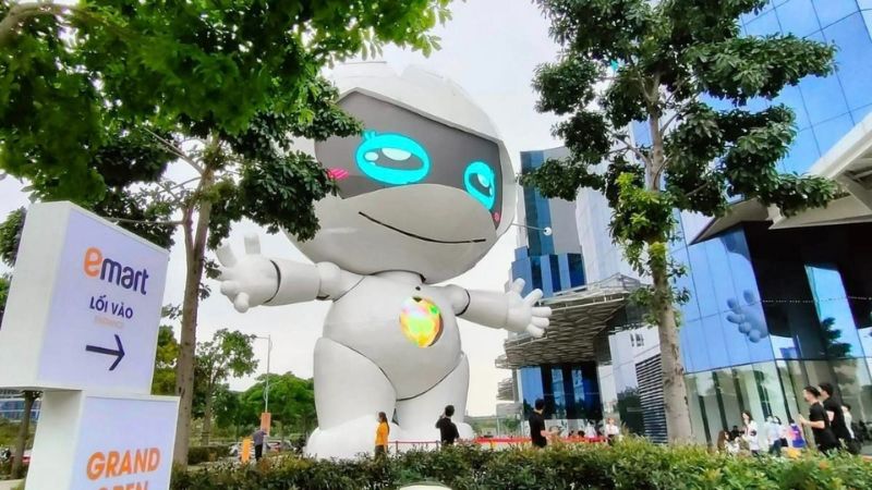 Emart Sala thu hút du khách bởi siêu thị rộng lớn và điểm check in robot khổng lồ (Nguồn: Sưu tầm) Emart Sala thu hút du khách bởi siêu thị rộng lớn và điểm check in robot khổng lồ (Nguồn: Sưu tầm)